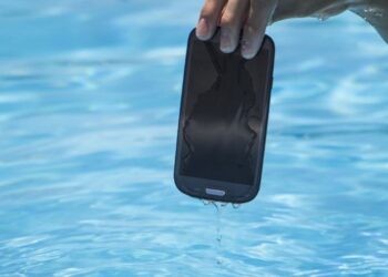Qué hacer si tu celular cae al agua: Consejos prácticos para evitar daños