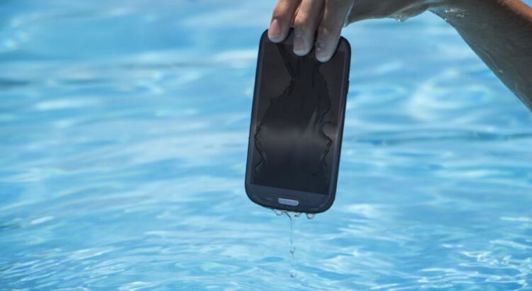 Qué hacer si tu celular cae al agua: Consejos prácticos para evitar daños