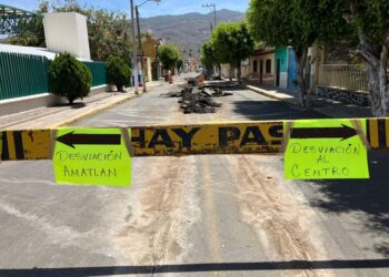 Rehabilitación en red de drenaje genera congestión vial en avenida 20 de noviembre de Ahuacatlán