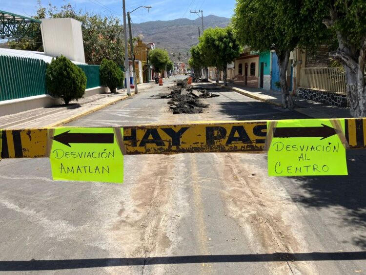 Rehabilitación en red de drenaje genera congestión vial en avenida 20 de noviembre de Ahuacatlán