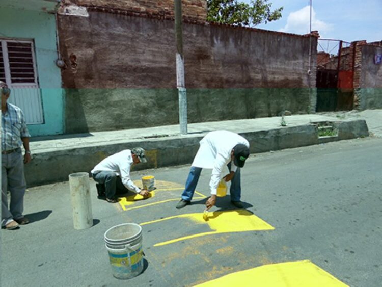 Automovilistas de Ahuacatlán piden repintar topes de la ciudad