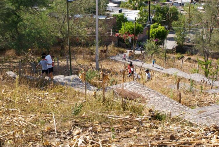 Singular celebración a la Santa Cruz, en Ahuacatlán 