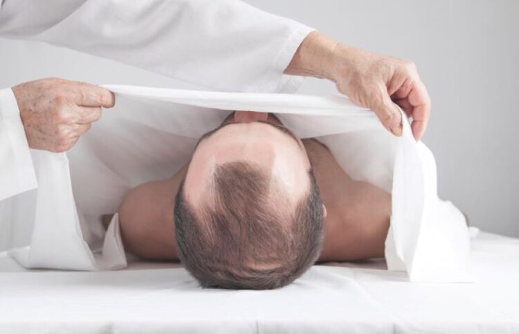 ¡Besó a un cadáver!