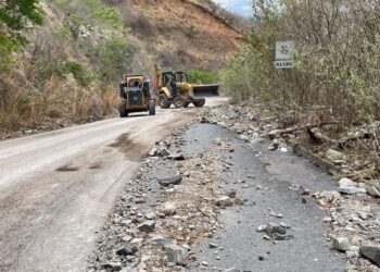 Limpian rejillas de la calle Aldama, en Ahuacatlán