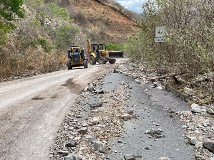 Limpian rejillas de la calle Aldama, en Ahuacatlán