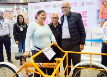 Limpian rejillas de la calle Aldama, en Ahuacatlán