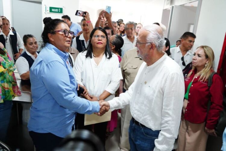 Entrega gobernador y su esposa nuevo hospital comunitario, en Tuxpan