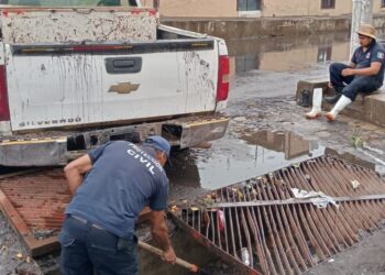Limpian rejillas de la calle Aldama, en Ahuacatlán