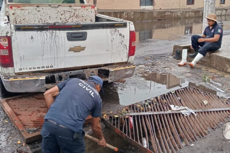 Limpian rejillas de la calle Aldama, en Ahuacatlán