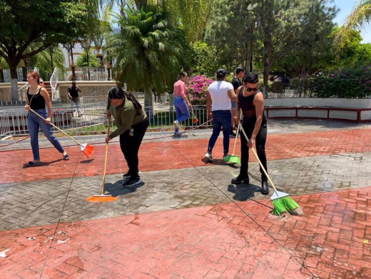 Limpian plaza pública «Prisciliano Sánchez» en Ahuacatlán
