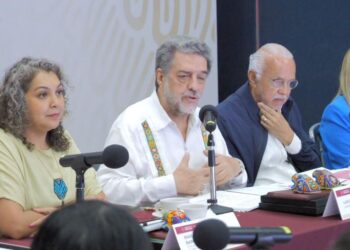 Limpian rejillas de la calle Aldama, en Ahuacatlán