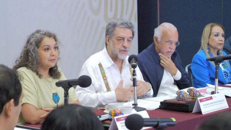 Limpian rejillas de la calle Aldama, en Ahuacatlán