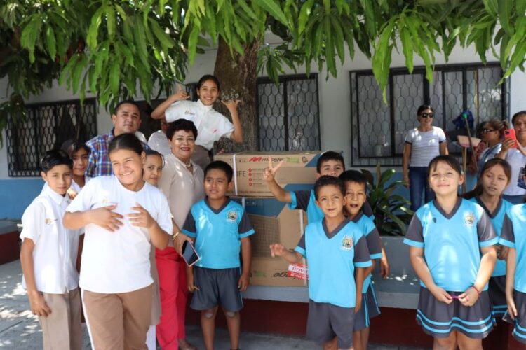 Quecha Alduenda fortalece la educación con entrega de equipos en escuelas