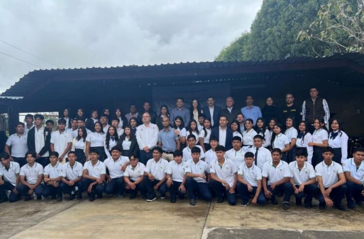 Asiste Toño Carrillo a la clausura del ciclo escolar del CECyTEN