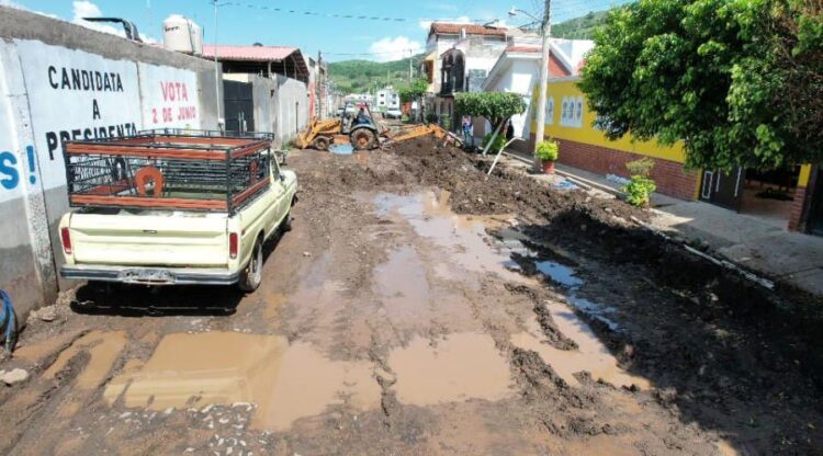 Avance significativo en la obra de drenaje sanitario en la colonia Santo Santiago