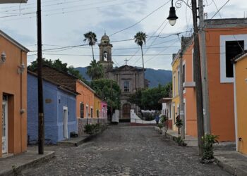 El colorido renueva la calle José María Salazar en Jala