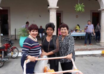 Entrega de triciclos impulsa a comerciantes emprendedores en Ahuacatlán