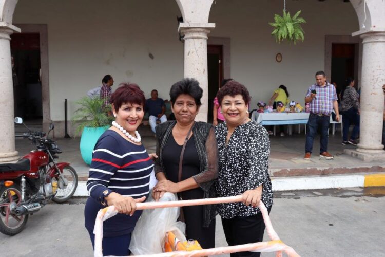 Entrega de triciclos impulsa a comerciantes emprendedores en Ahuacatlán