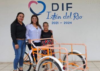 Entrega Elsa Nayeli triciclos para fortalecer la economía familiar