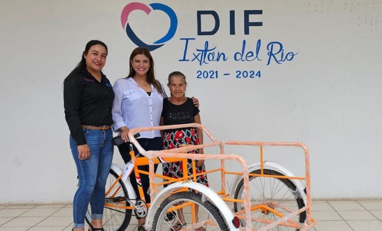Entrega Elsa Nayeli triciclos para fortalecer la economía familiar