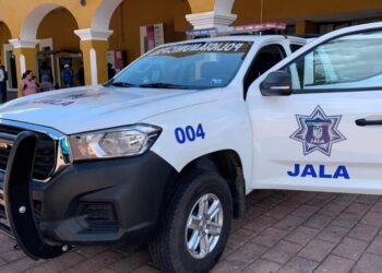 Entrega Toño Carrillo nueva patrulla a la Policía de Jala