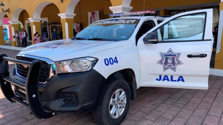 Entrega Toño Carrillo nueva patrulla a la Policía de Jala