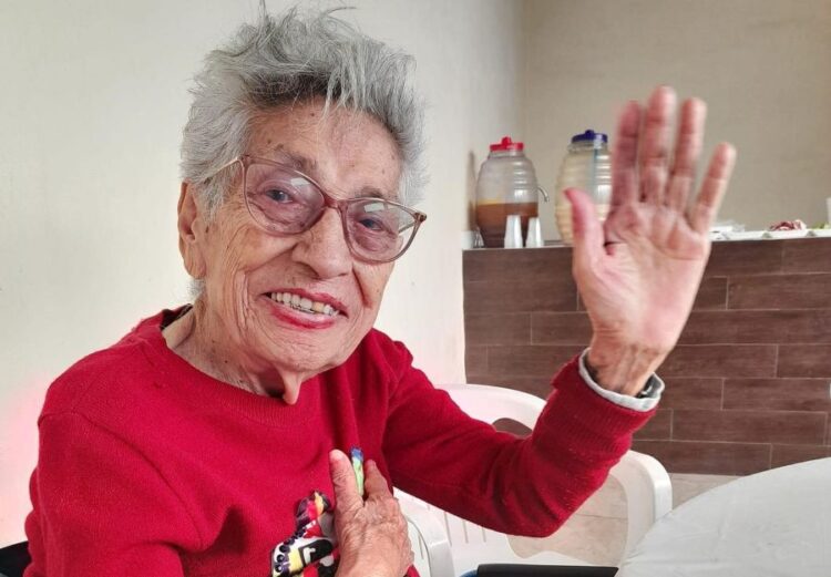 Familia Ruiz Flores celebra el 101 cumpleaños de Doña Trini