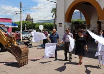 Inicia segunda etapa de rehabilitación de la plaza principal en Ahuacatlán