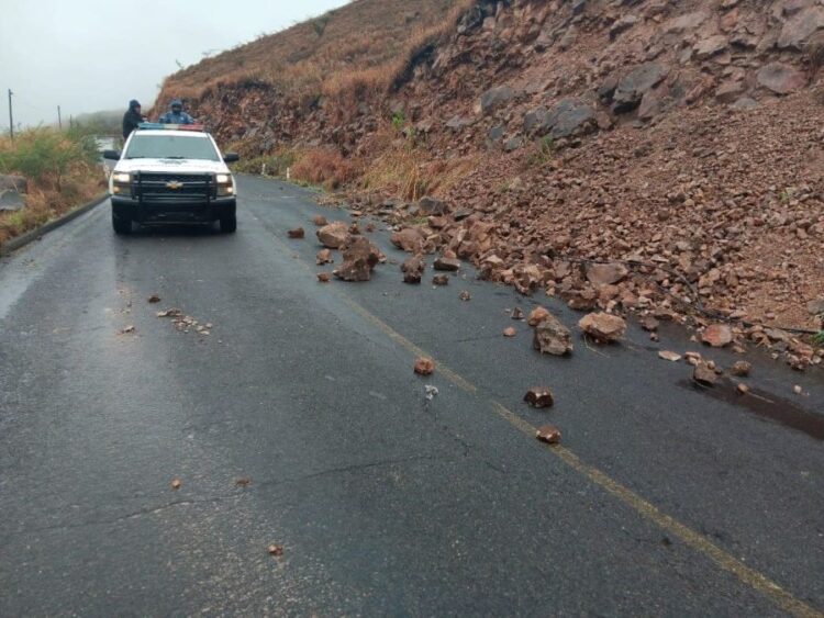 Peligroso trayecto en la carretera entre Jomulco y La Meseta de Jala