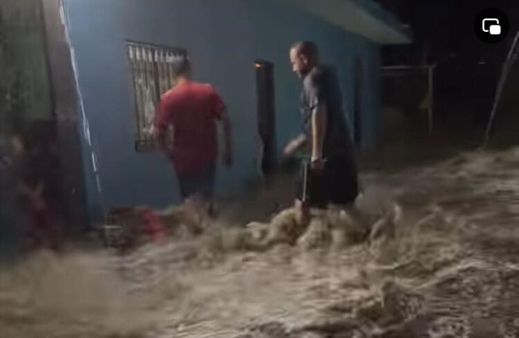 Protección civil y policía de Ahuacatlán en alerta ante inundaciones