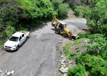 Vigilancia constante y apoyo estatal para carreteras dañadas en Ahuacatlán