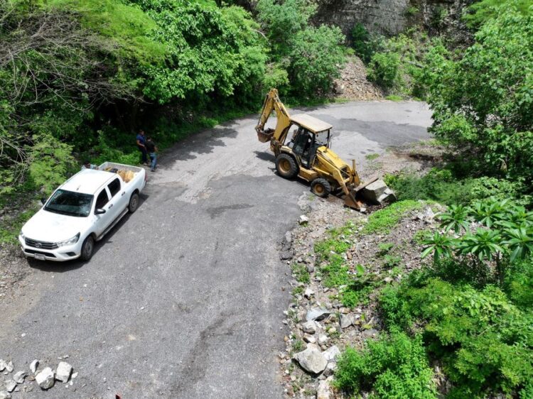 Vigilancia constante y apoyo estatal para carreteras dañadas en Ahuacatlán