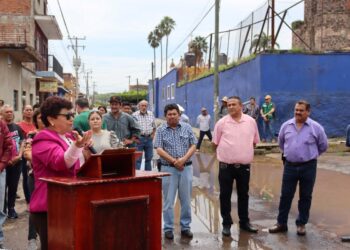 Contentos vecinos de la Aldama por colector pluvial, en Ahuacatlán