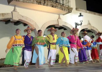 Danzares ilumina explanada municipal de Ahuacatlán con Folclore Mexicano