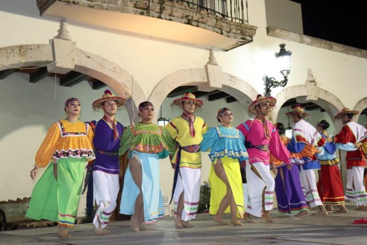 Danzares ilumina explanada municipal de Ahuacatlán con Folclore Mexicano