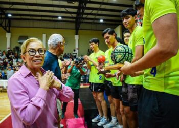 Entrega Navarro Quintero trofeo a campeones de la Copa Nayarit de básquetbol 202