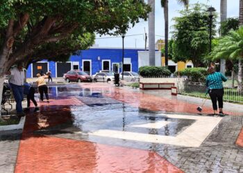 Gobierno de Ahuacatlán embellece la plaza Prisciliano Sánchez en vísperas de la feria