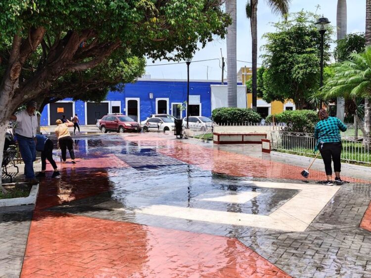 Gobierno de Ahuacatlán embellece la plaza Prisciliano Sánchez en vísperas de la feria