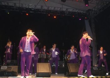 Presentación de El Recodo en Ahuacatlán, alborota a mucha raza