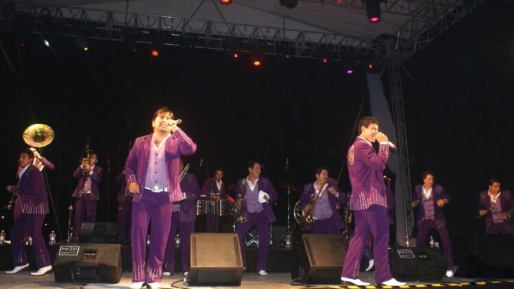 Presentación de El Recodo en Ahuacatlán, alborota a mucha raza