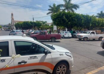 Incremento sorpresivo en tarifas de taxis golpea la economía de Ahuacatlán