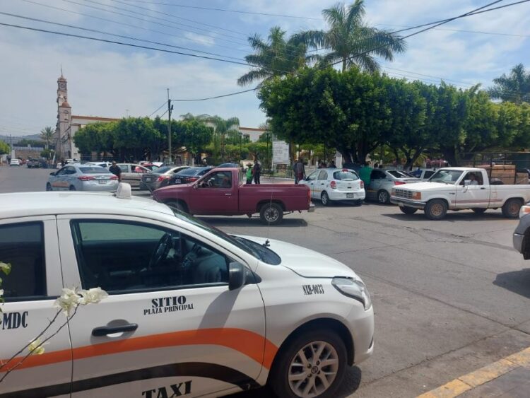 Incremento sorpresivo en tarifas de taxis golpea la economía de Ahuacatlán
