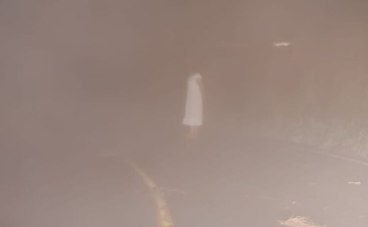 Misteriosa mujer de blanco aparece en carretera Ahuacatlán-Amatlán de Cañas