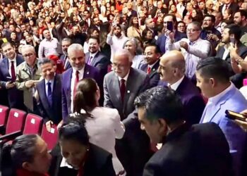 Un elote de 45 cm se corona en el concurso del elote más grande del mundo en Jala 2024