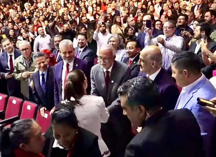 Un elote de 45 cm se corona en el concurso del elote más grande del mundo en Jala 2024