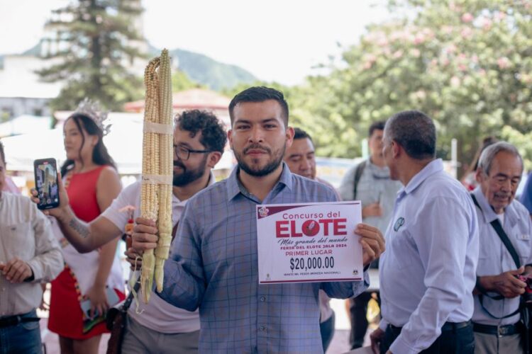 Un elote de 45 cm se corona en el concurso del elote más grande del mundo en Jala 2024