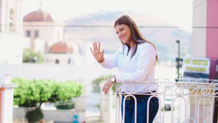 Ausencia de Elsa Nayeli Pardo en las fiestas patrias genera especulaciones en Ixtlán