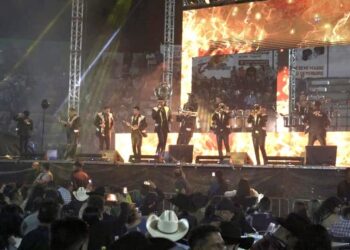 Cantando y bailando entre charcos con El Recodo, en Ahuacatlán 
