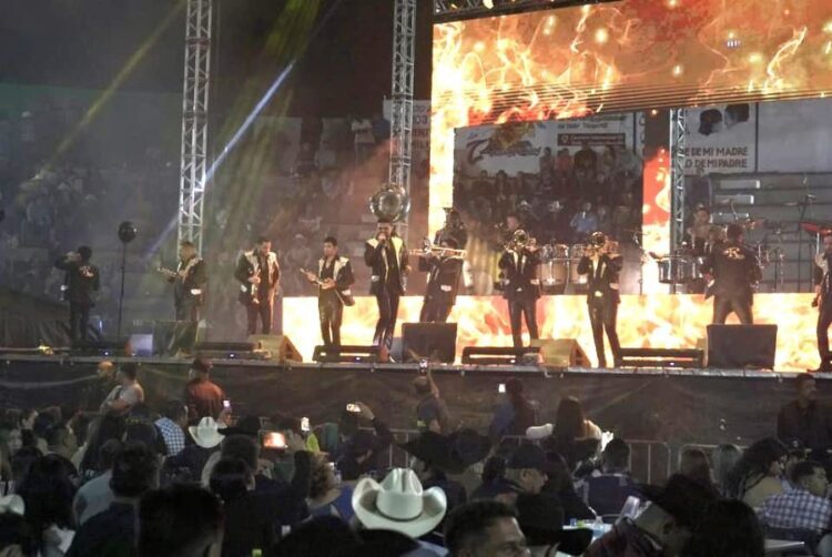Cantando y bailando entre charcos con El Recodo, en Ahuacatlán