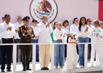 Encabeza el gobernador de Nayarit el tradicional desfile